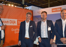 Arno Eussen of Profitable Services visiting the stand of Van Dijk Heating with Mark Hellevoort, Joek van der Zeeuw and Freek van Rijn.